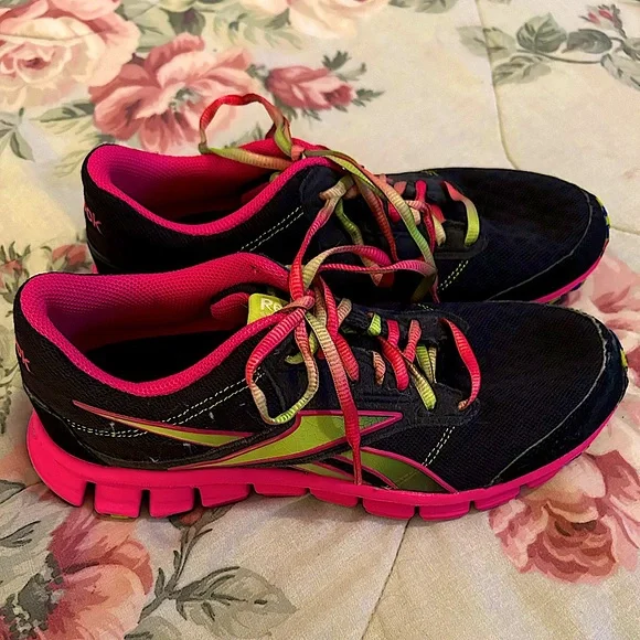 Reebok Classic Realflex Runner L Sneakers in Athletic Black/Pink - Picture 1 of 5